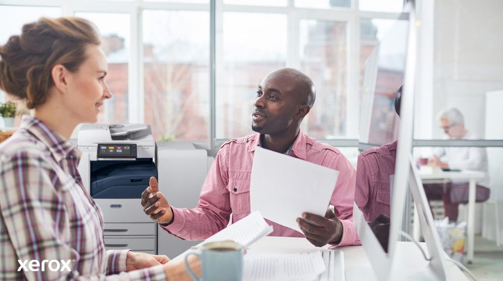 Xerox® Workplace Cloud e Suite: gestione centralizzata della flotta Sono raffigurate le mani di una persona che digita sulla tastiera di un computer portatile, con un'icona luminosa a forma di nuvola e connessioni di rete sovrapposte all'immagine, a simboleggiare la connettività cloud e i flussi di lavoro digitali.